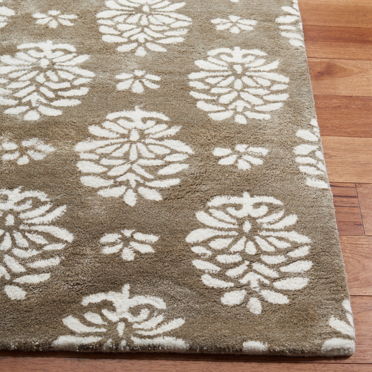 SAFAVIEH Soho Alicia Floral Wool Area Rug, Beige/Ivory, 7'6" x 9'6"
