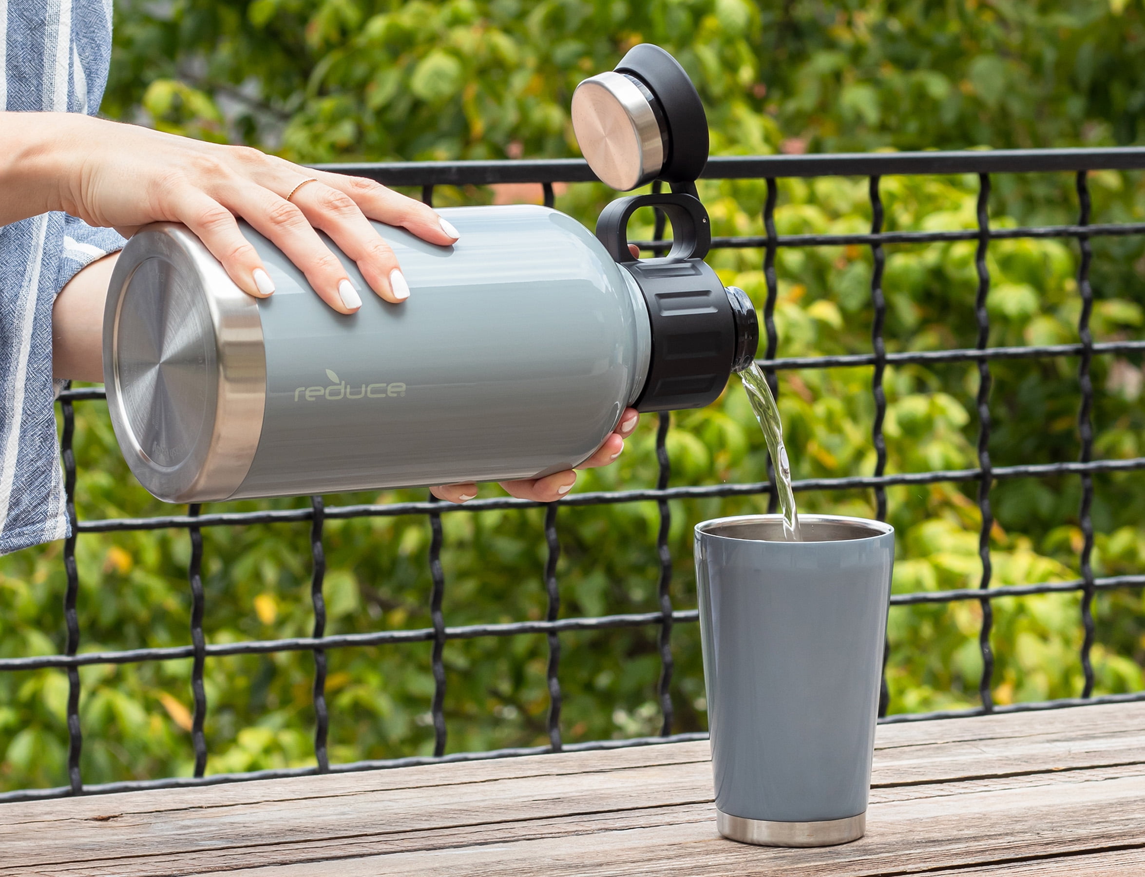Growler isolé en acier inoxydable caoutchouté de 64 oz de