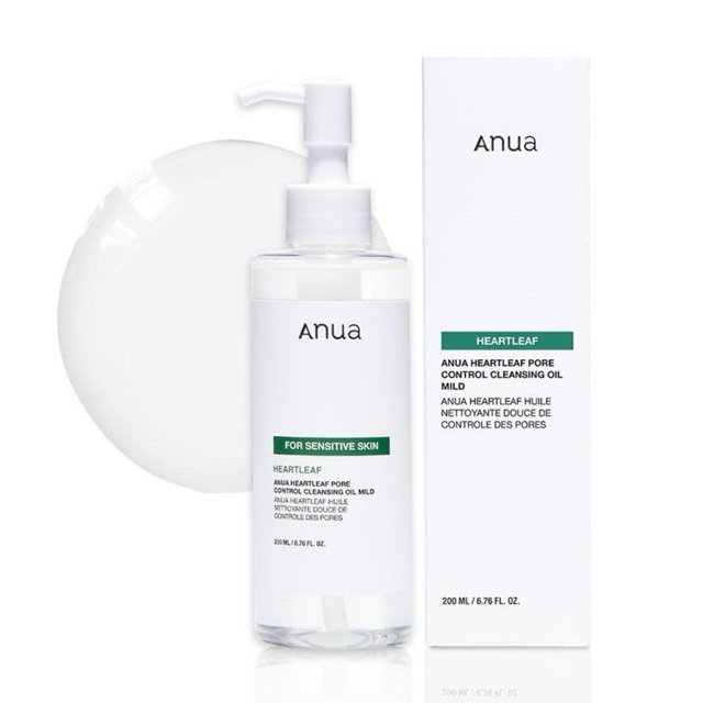 aceite limpiador para el control de poros aceite limpiador suave para los poros botella transparente de 200 ml con dispensador de bomba y etiqueta blanca con franja verde junto a su caja blanca; vista frontal centrada, textura aceosa clara y muestra de producto en fondo, indicado para limpieza suave, eliminación de maquillaje y control de poros en piel con poros dilatados; también adecuado como primer paso en una doble limpieza facial.