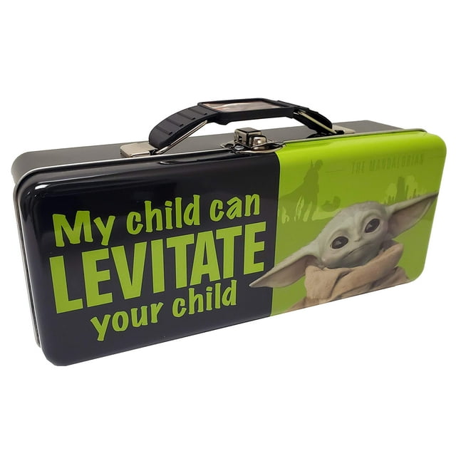 The Tin Box Company ""The Child/Grogu Pencil Box Número De Modelo: 349407-12. Ideal Para Guardar Todo Tipo De Útiles Escolares. Hecho De Acero De Hojalata. Se Adapta Perfectamente A Mochilas Y Escrito