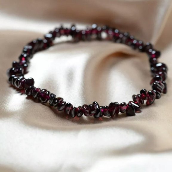 EOEMY Natural Red Garnet Quartz Crystal Chakra Chip Stone Stretch Bracelet Reiki Gift