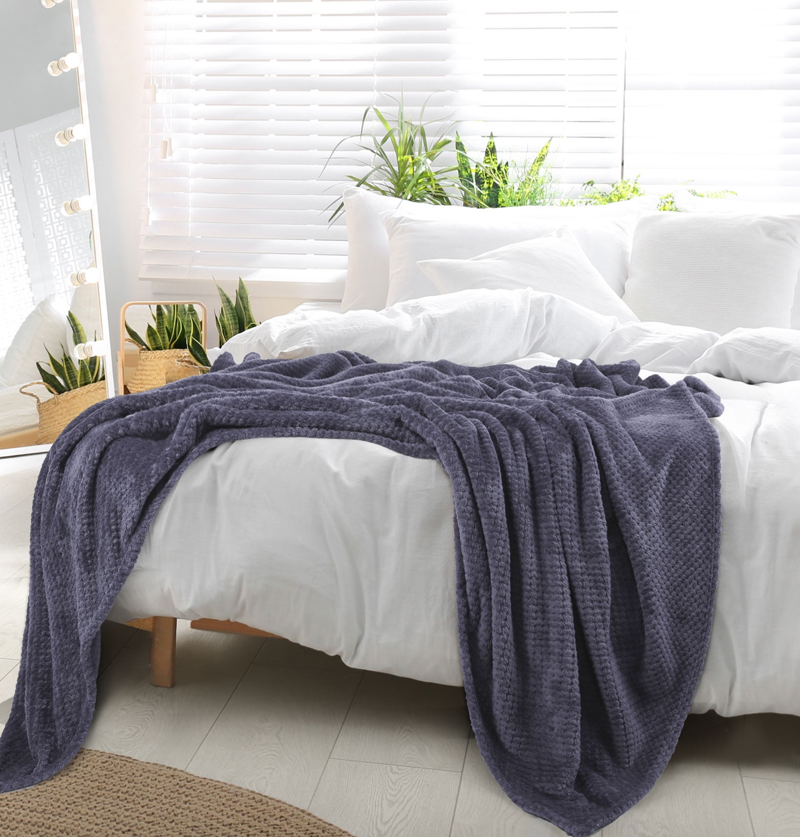 REGALWOVEN Luxury Fleece Bed Blanket Woven Mesh Cyber Grape Purple 78"x90"