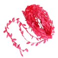 thumbnail image 3 of Cinta de hojas artificiales con guirnalda para envolver regalos (20 m) Rosa roja, 3 of 5