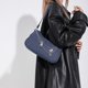 thumbnail image 3 of Bolso de hombro tipo hobo con cadena vaquera Y2K para mujer, bolso cruzado para axilas (azul), 3 of 8