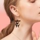 thumbnail image 1 of Aretes de vaca para mujeres niñas, aretes de acrílico con patrón de vaca divertido, accesorios de joyería de granja, aretes de acrílico de estilo plano, serie de aretes de yak pastoral lindo, accesori, 1 of 2
