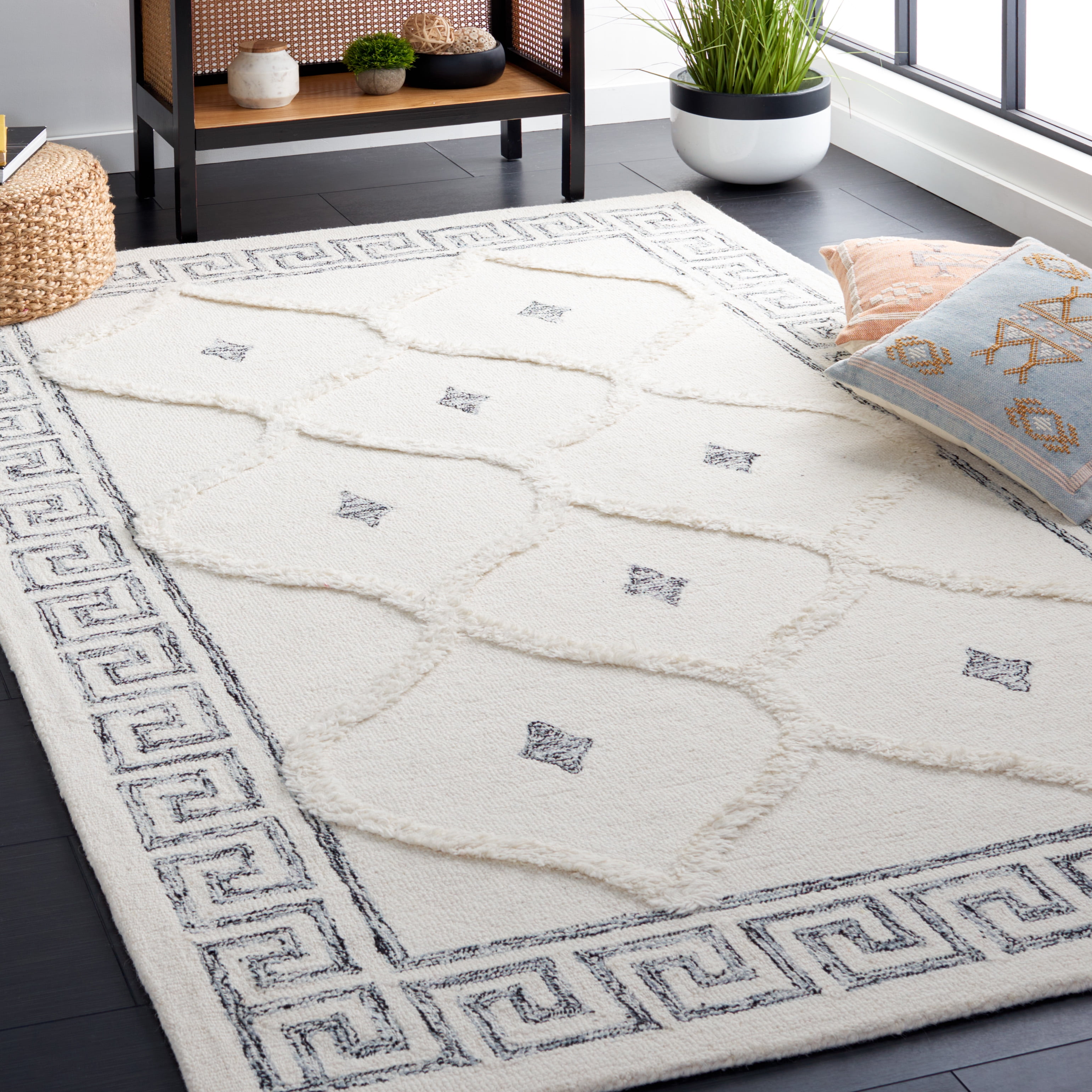 SAFAVIEH Casablanca Hyram Medallion Area Rug, Ivory/Black, 4' x 6'