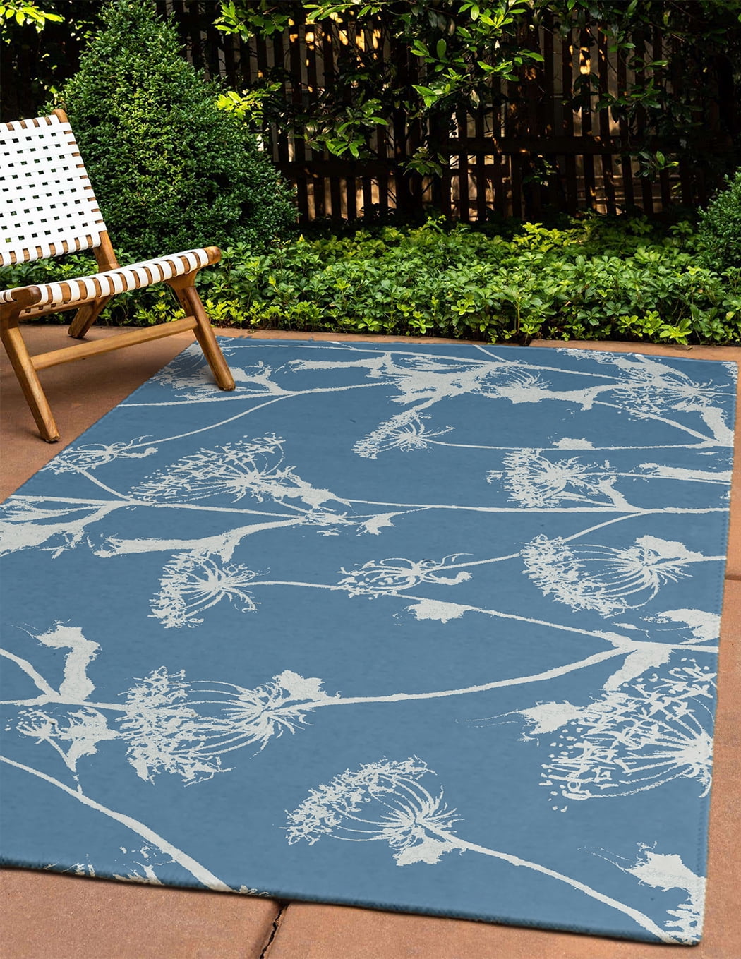 4' x 6' Simply Daisy Windy Blossom Modern & Contemporary Chenille Area Rug, Blue