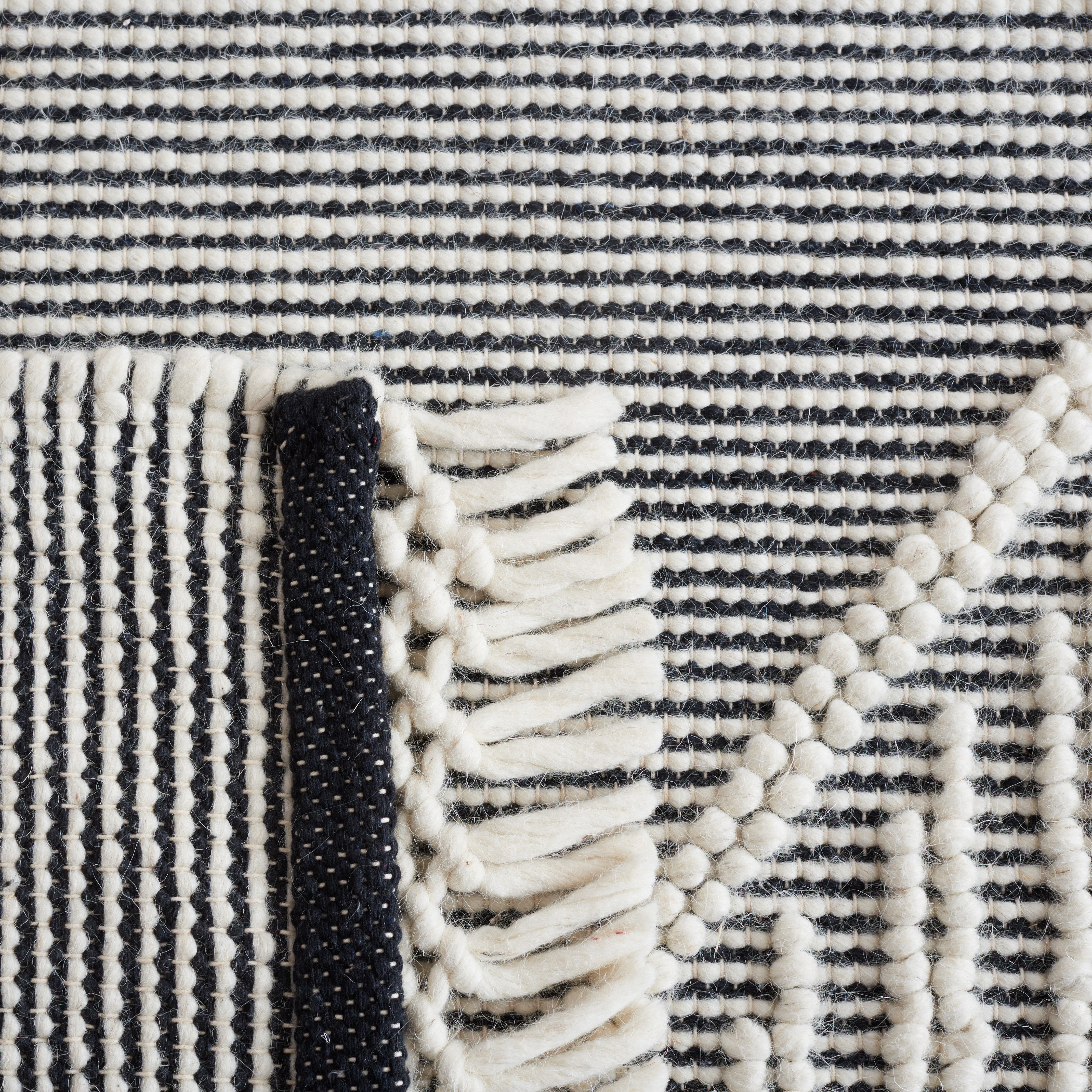 SAFAVIEH Marbella Scarlett Diamond Runner Rug, Ivory/Black, 2'3" x 8'