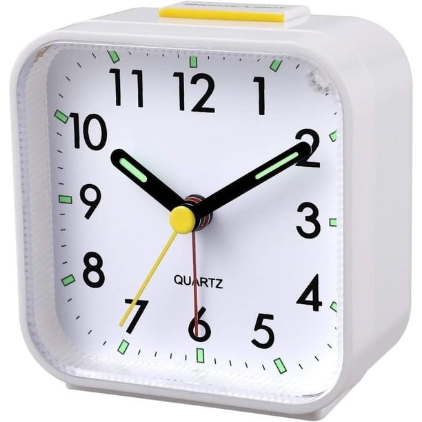 Reloj despertador analógico pequeño con pilas, silencioso, sin tictac, pitidos ascendentes, repetición, funciones de luz, fácil de configurar (blanco)