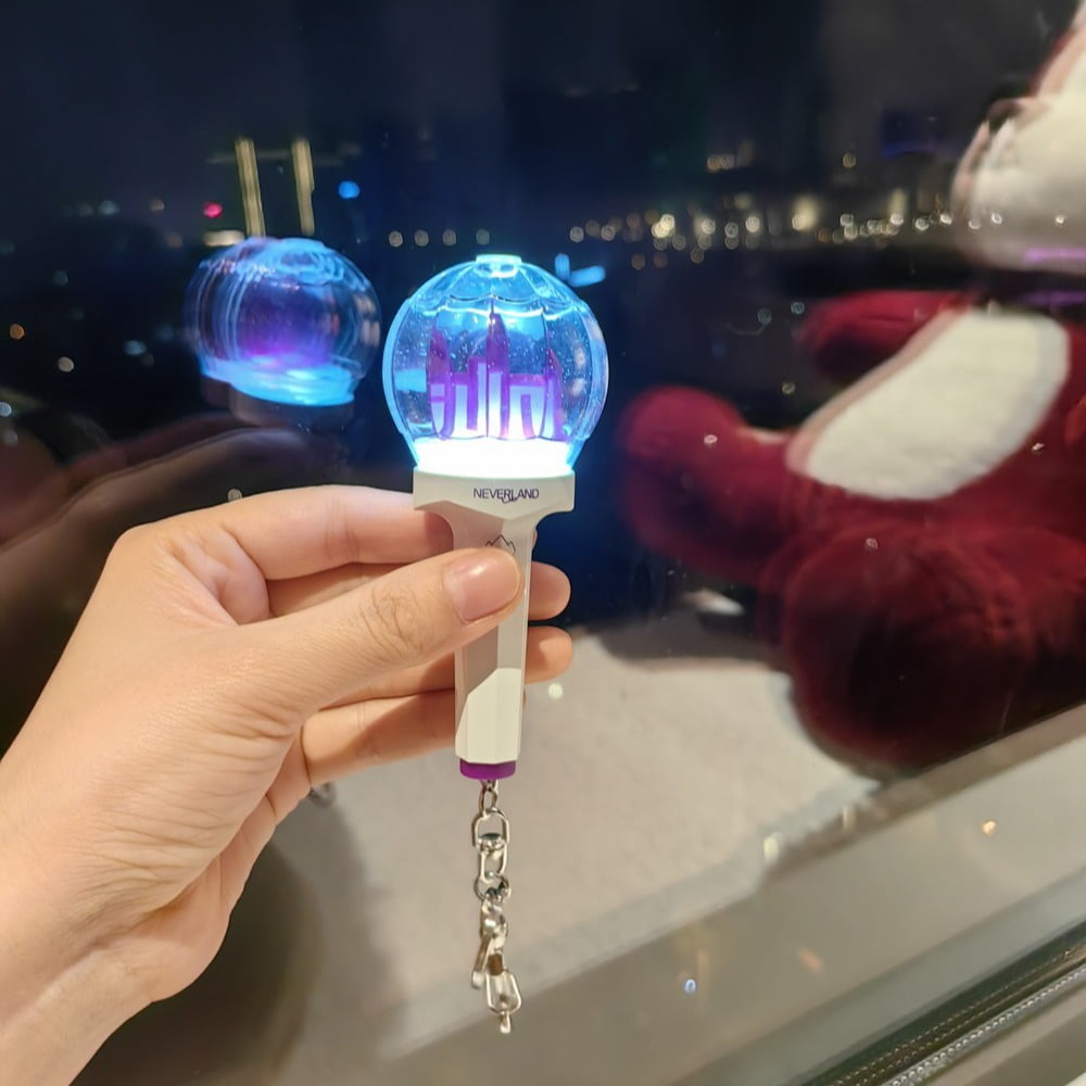 (G)I-DLE Lightstick Ver2 Keychain Kpop Mini Light Stick Pendant for Bag Adjustable Light Colour Concert NEVERLAND Gift Collection(Built-in battery)