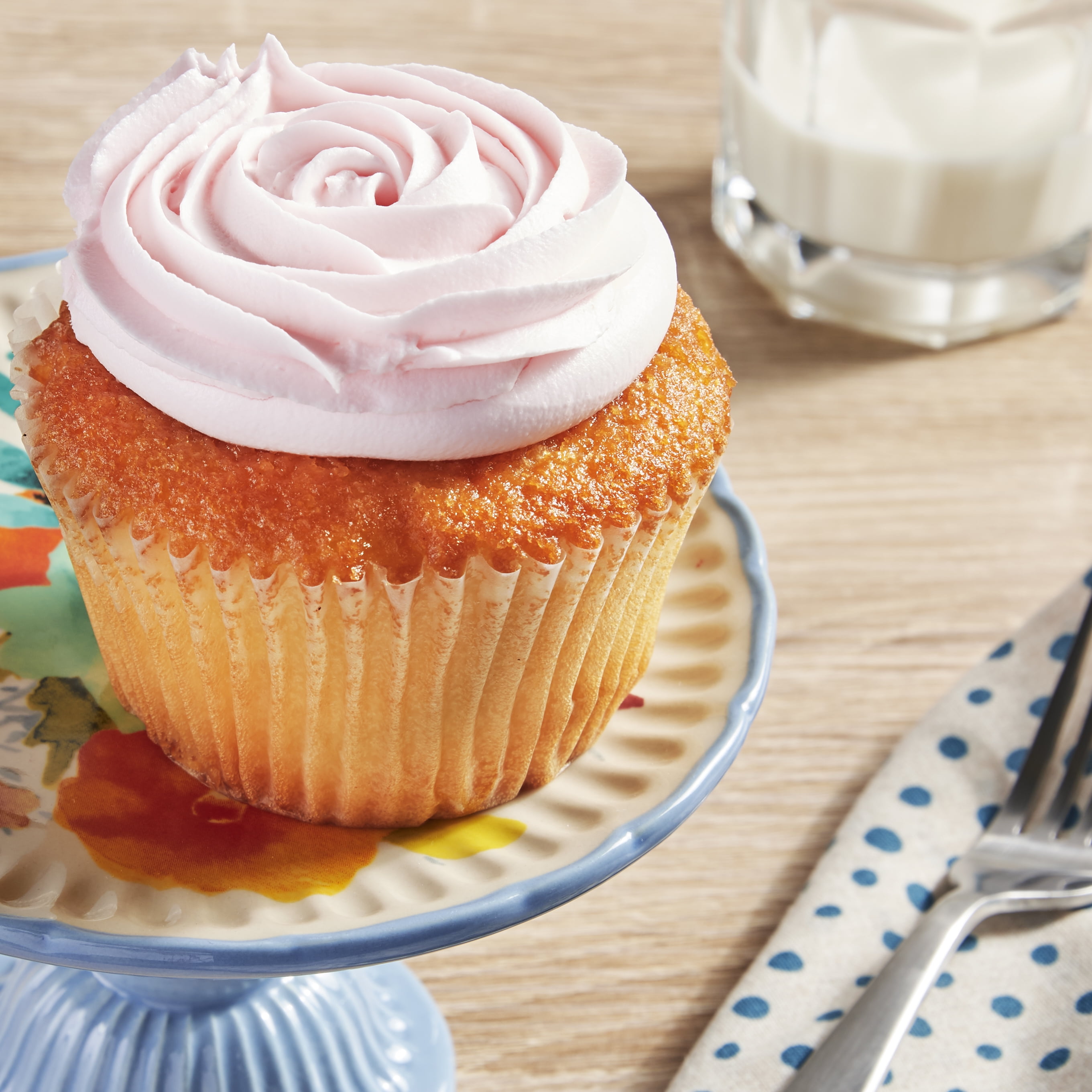 Marketside Gourmet Vanilla Cupcake with Strawberry Fruit Filling, 6 oz