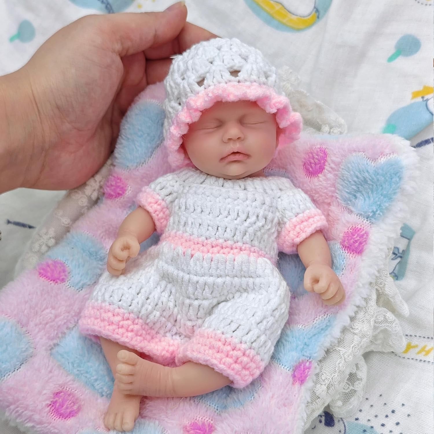 NEWTOTLOVE Micro Full Body Platinum Silicone Reborn Baby Doll 7 Inch Looking Real Baby Miniature Lifelike Sleeping Eyes Closed Baby Girl Realistic Newborn Baby Doll with Gift Box