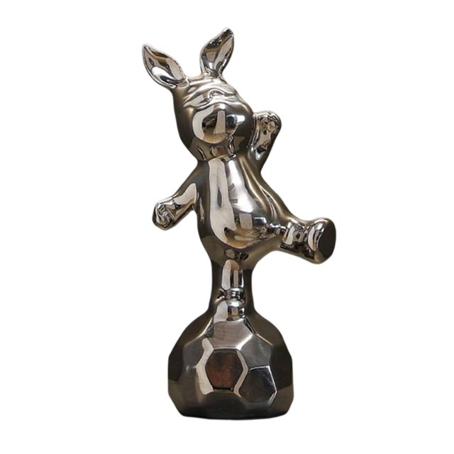 Bonita estatua decorativa de poliresina con forma de animal para escritorio, galvanizada para sala de estar. Conejo en fútbol
