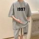 thumbnail image 3 of Conjunto de dos piezas deportivo de gran tamaño de estilo universitario japonés y coreano para hombre y niño, camiseta holgada informal de manga corta y pantalones cortos, 3 of 5