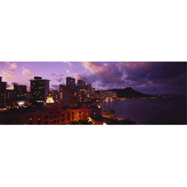 Panoramic Images PPI88149L Bâtiments Éclairés au Crépuscule Waikiki Oahu Hawaii USA Affiche Imprimée par Panoramic Images - 36 x 12