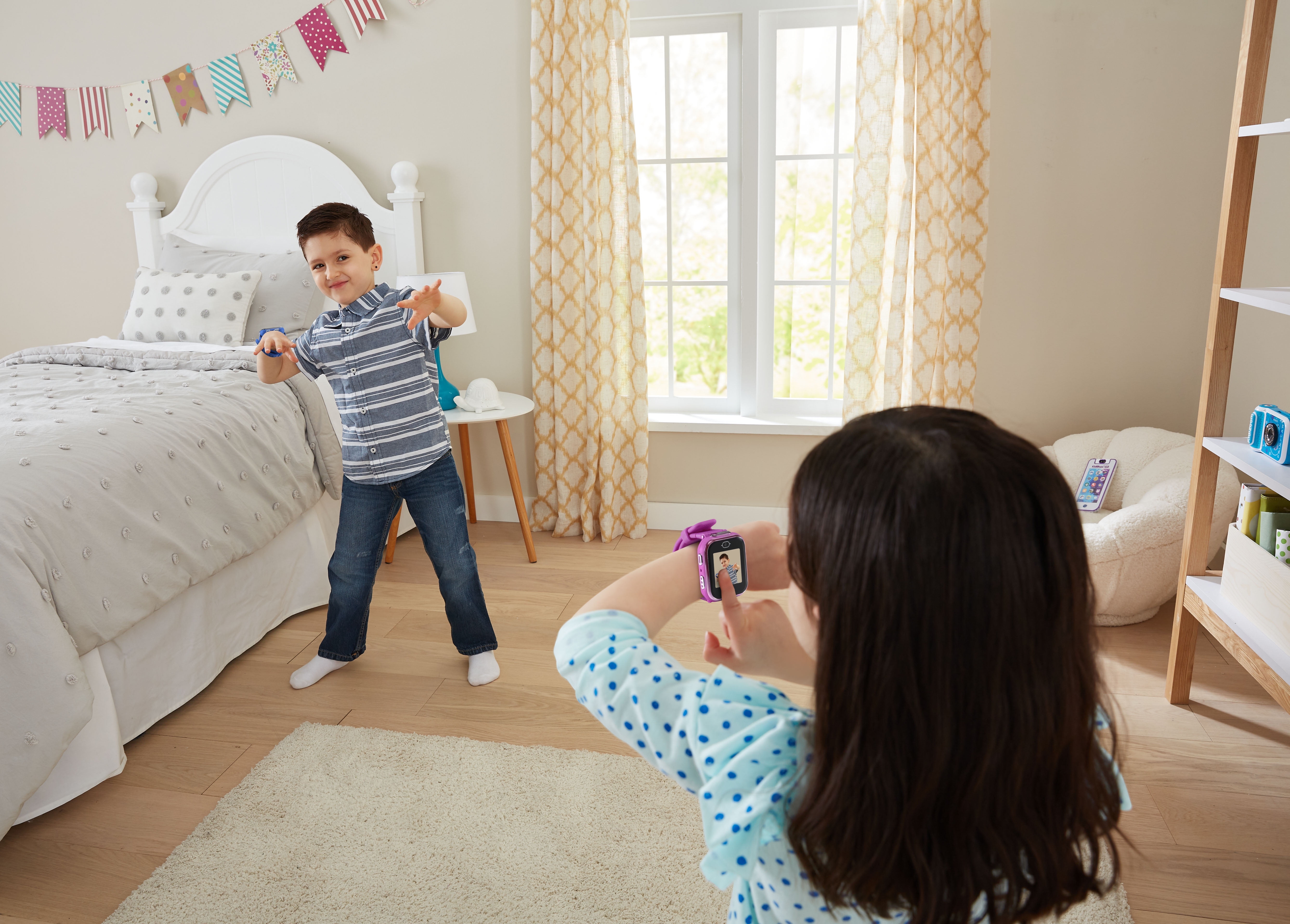 VTech KidiZoom Smartwatch DX3 avec deux appareils photo, lumière à DEL et  flash, jumelage sécurisé des montres, effets photo et vidéo, jeux, batterie  rechargeable intégrée, enfants de 4 ans+ 4+ Ans 