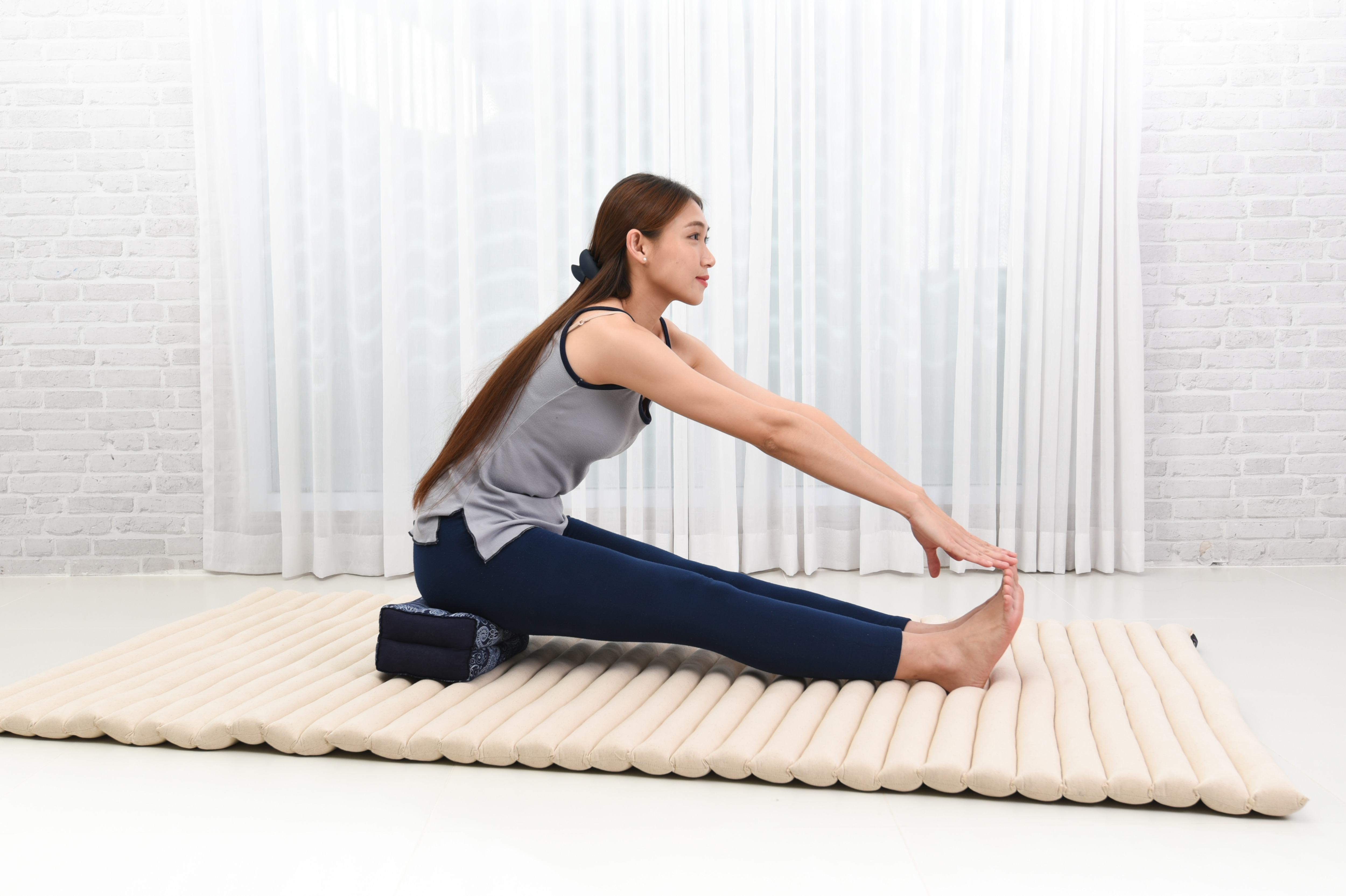 Leewadee Yoga Block - Floor Cushion for Yoga Practice, Meditation Seat Cushion for Workouts Filled with Kapok, 14 x 7 x 4.5″, Blue