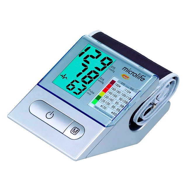 baumanometro digital de brazo, vista 3/4 frontal que muestra pantalla extra grande retroiluminada con lecturas grandes de presión sistólica, presión diastólica y pulso, dos botones frontales (encendido y memoria), brazalete enrollado lavable en el lateral y tabla de referencia de colores para rangos de presión; adecuado para uso doméstico y seguimiento personal.