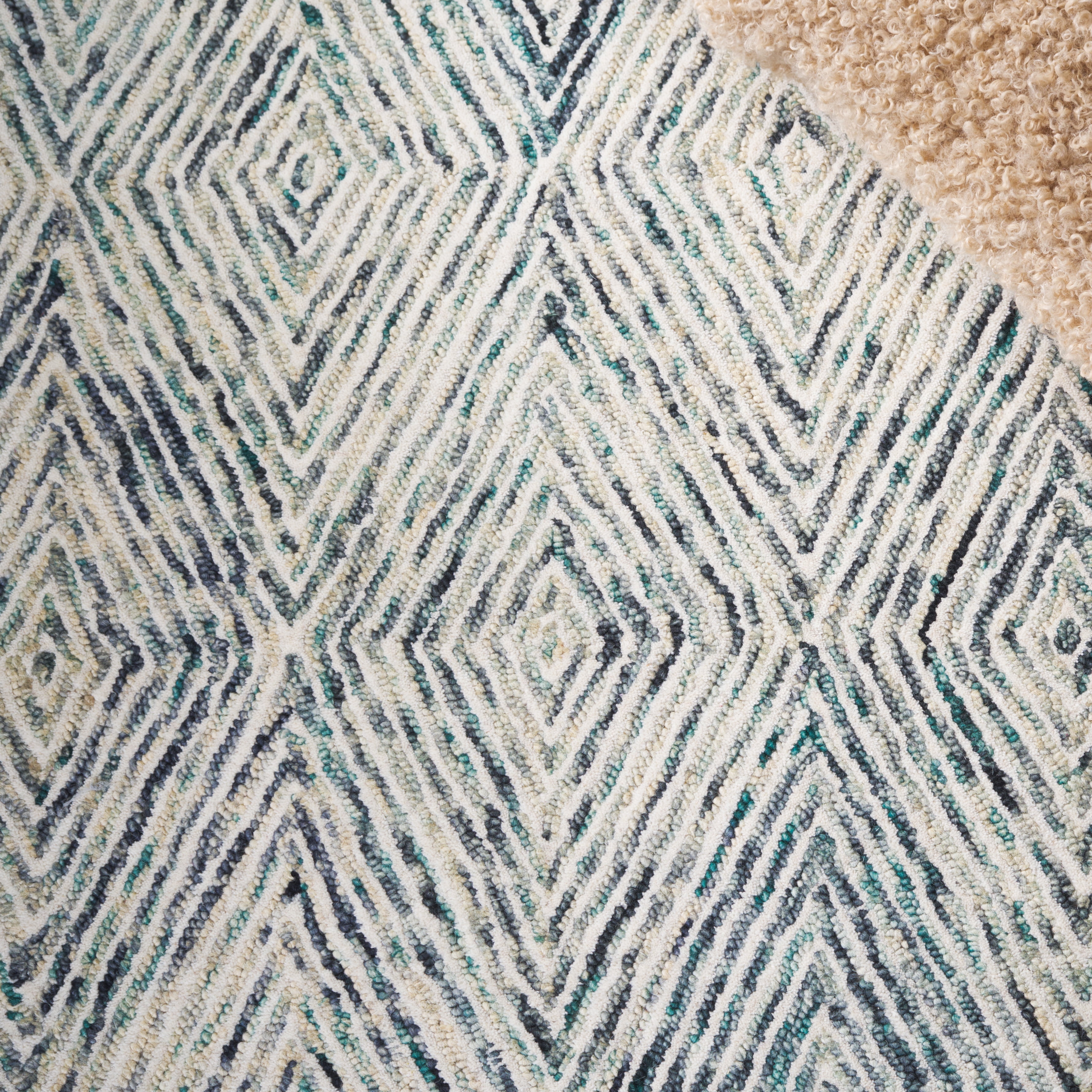 SAFAVIEH Capri Nicholas Diamond Wool Area Rug, Blue/Ivory, 5' x 8'