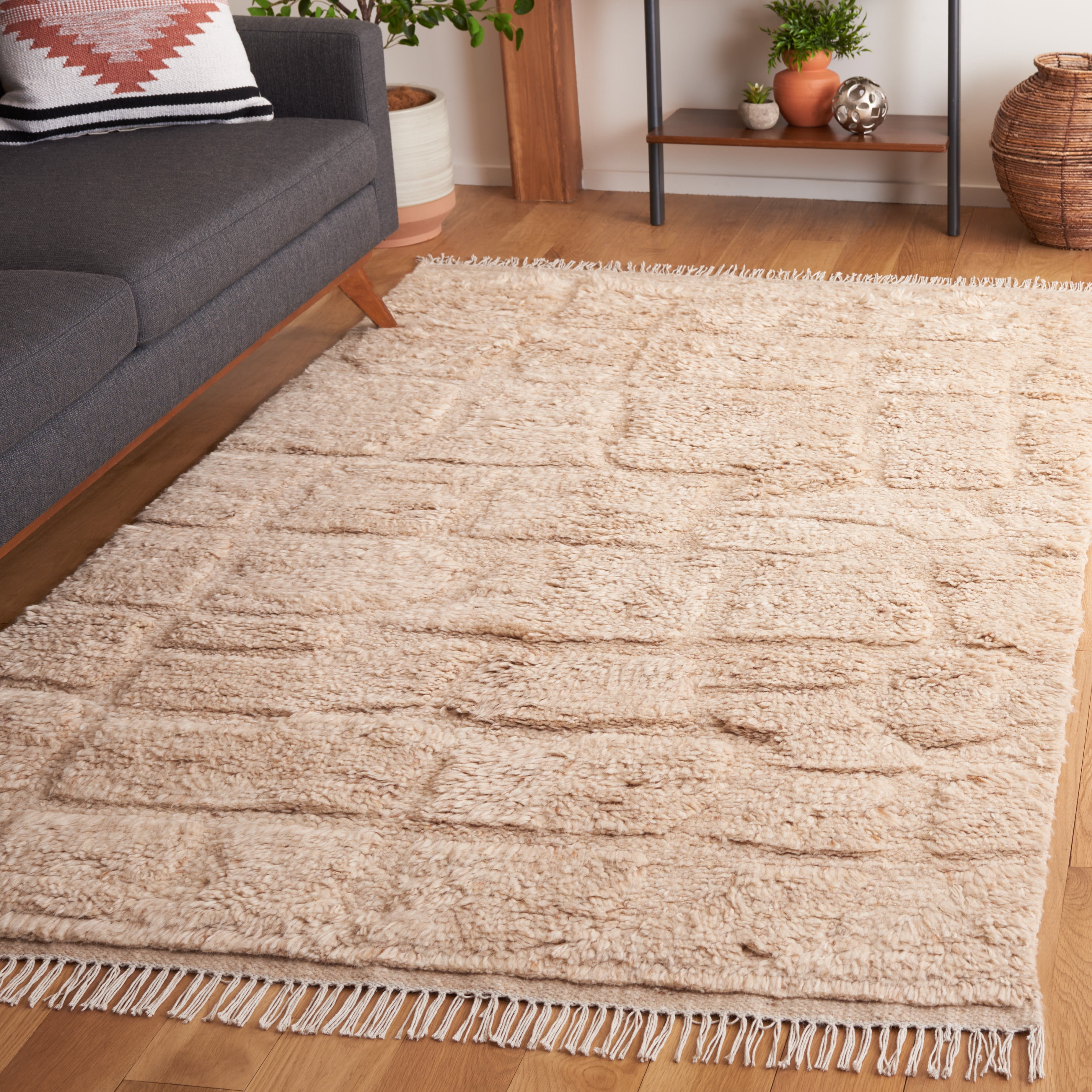 SAFAVIEH Kenya Chanelle Distressed Area Rug, Beige, 4' x 6'