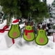 thumbnail image 1 of Colgante de muñeco verde de aguacate para Navidad, decoración colgante para árbol de Navidad, adornos de fieltro para puerta y ventana, 3 uds., 1 of 7