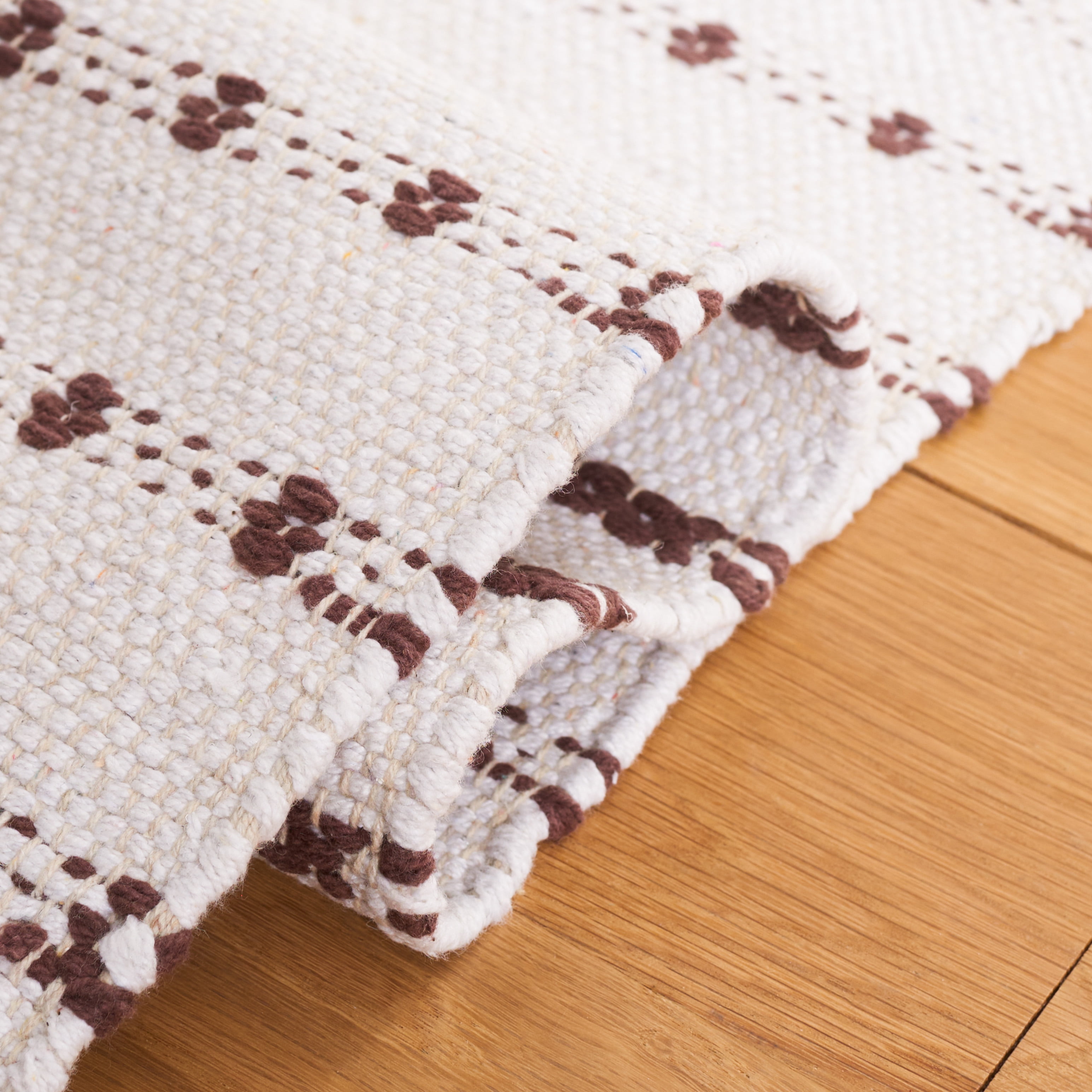 SAFAVIEH Montauk Nuala Abstract Dots Cotton Area Rug, Brown/Ivory, 6' x 6' Round