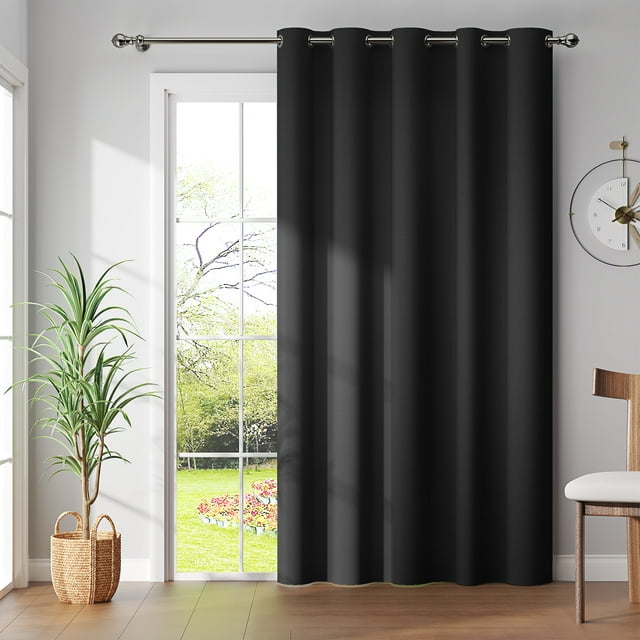 Curtainking Rideau Séparateur de Pièce pour Portes de Patio, Rideau pour Porte Coulissante avec Oeillets, Comprenant un Panneau Noir Unique Mesurant 80 X 84 Pouces. le Rideau Assombrissant Noir Uni Est Fait d'Un Tissu à triple Tissage, Conçu pour Bloquer 80 % de la Lumière du Soleil et des Rayons UV Nocifs, Assurant Intimité et un Environnement Intérieur Plus Silencieux. le Rideau Se Suspend Élégamment avec des Plis Doux sur une Tringle à Rideaux Argentée, Exposé dans une Pièce Lumineuse Offrant une Vue sur un Jardin à Travers une Porte Coulissante en Verre. Idéal