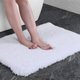 thumbnail image 2 of Alfombra de baño suave y peluda de 31 "x 19", alfombra de baño de goma antideslizante, alfombrillas de baño de microfibra de lujo, blanco absorbente de agua Ormromra SNFLD223, 2 of 6