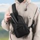 thumbnail image 1 of Riñonera de nailon estilo hobo tipo bandolera para deporte (Negro), 1 of 9