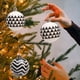thumbnail image 4 of Adorno Navideño para Árbol de Navidad: Juego de Bolas Navideñas Blancas y Negras de 6 Cm (6 Unidades). Incluye 6 Bolas de Plástico. | Asa para Colgar | Material Resistente | para Uso Interior y Exter, 4 of 6