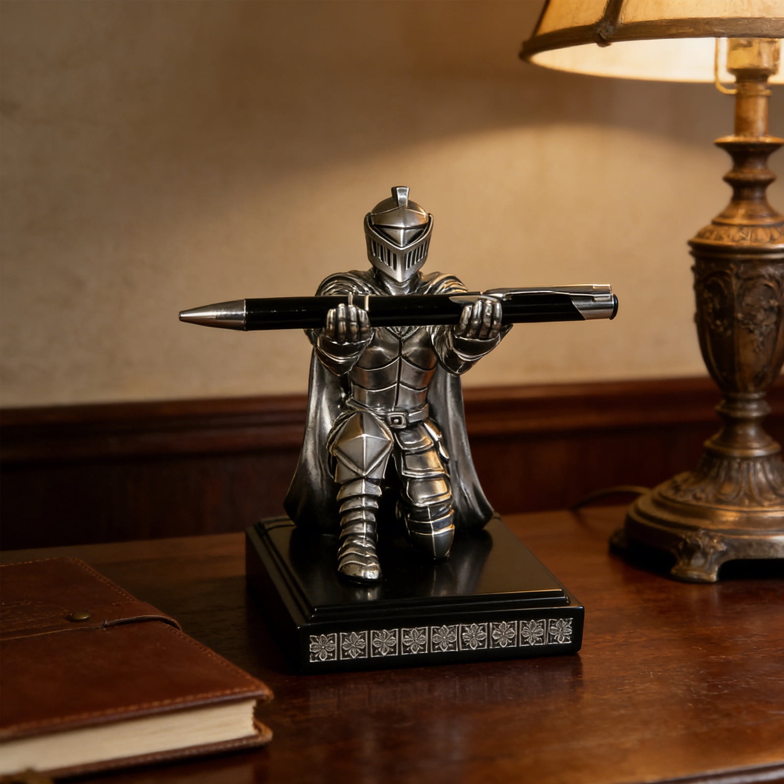 Weloille Medieval Female Knight Pen Holder with Pen, Vintage Style Writing Desk Decor, Decorative Office Accessory for Desk, Home, and Office Use