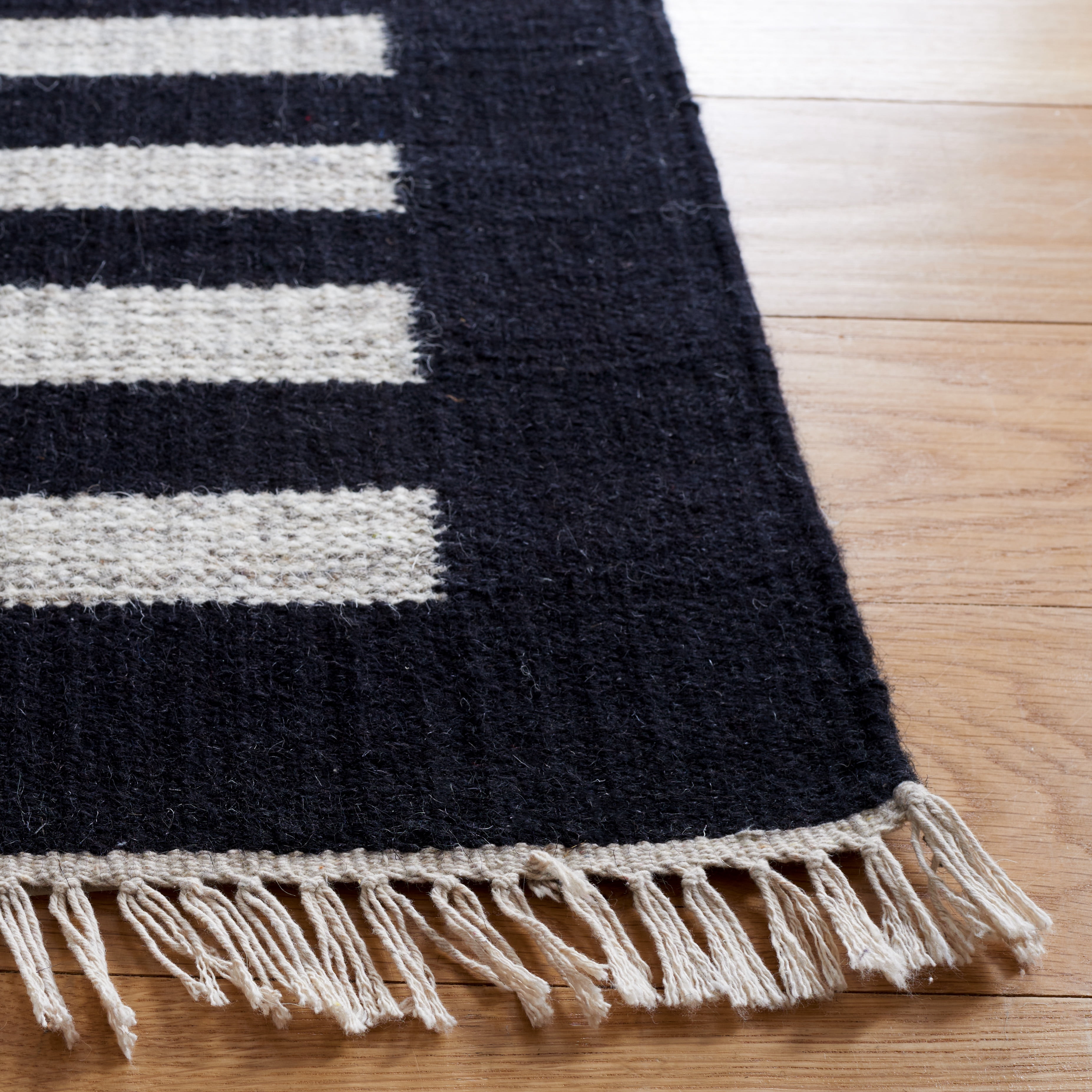 SAFAVIEH Striped Kilim Cady Striped Area Rug, Beige/Black, 4' x 6'