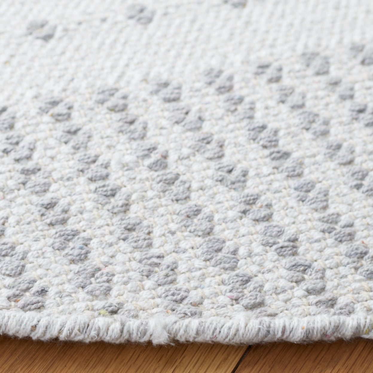 SAFAVIEH Montauk Nuala Abstract Dots Cotton Area Rug, Light Grey/Ivory, 6' x 9'