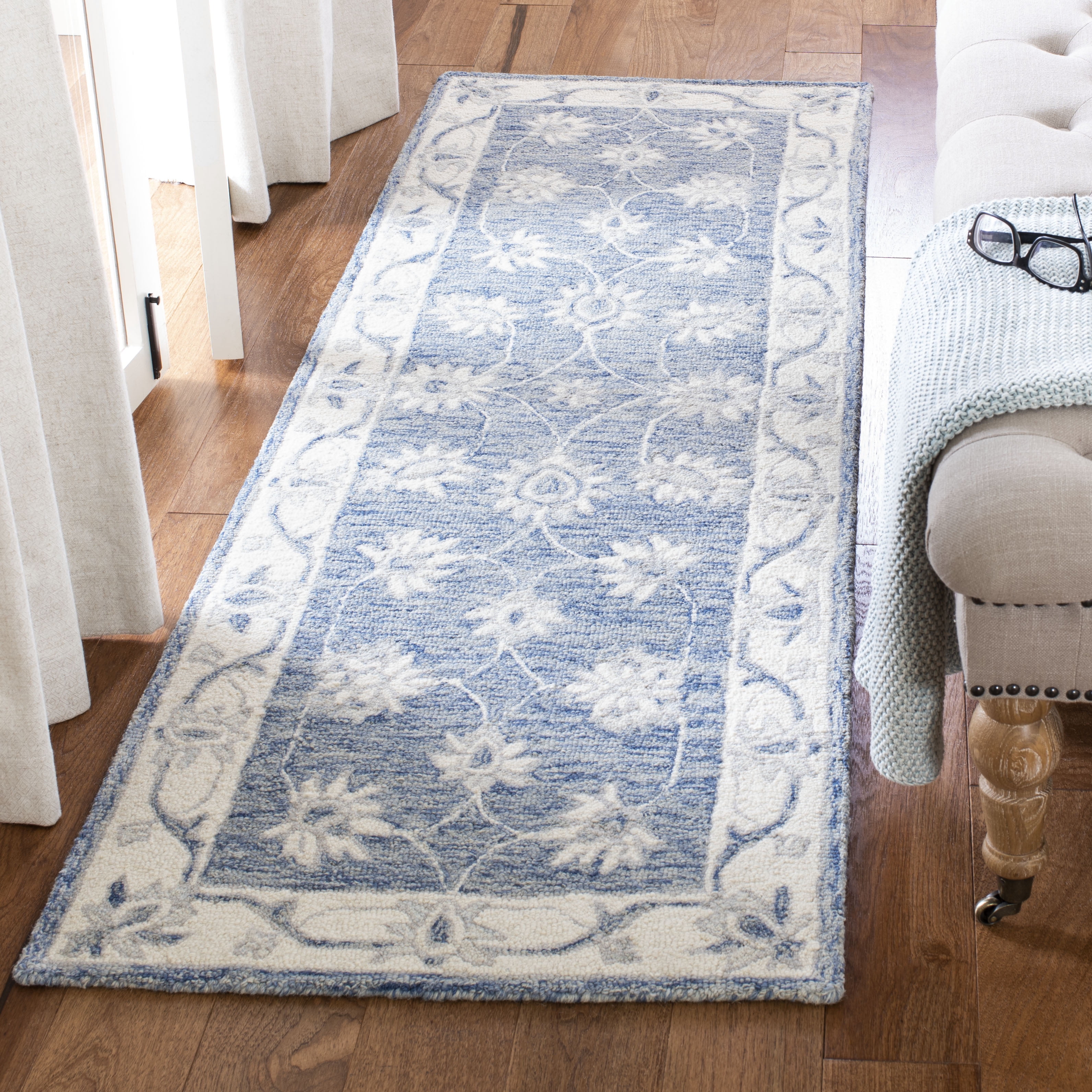 SAFAVIEH Micro-Loop Larry Oriental Runner Rug, Blue/Ivory, 2'3" x 7'