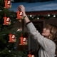 thumbnail image 4 of Adornos navideños, adornos navideños, regalos navideños, árbol de Navidad acrílico 2D, colgante de 26 letras, regalo decorativo, colgantes para fiestas navideñas familiares, objetos colgantes, 4 of 5