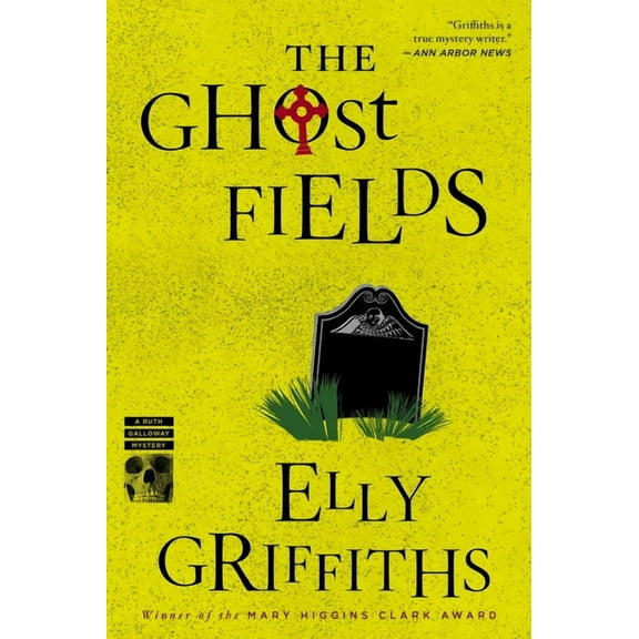 Ruth Galloway Mysteries The Ghost Fields: A Mystery, Book 7, (Paperback)