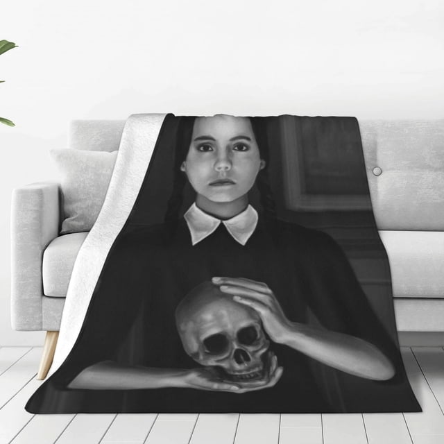 Manta de dibujos animados de Wednesday Addams para niños y niñas, súper suave, acogedora y cálida, manta de franela ligera y difusa para sofá, cama, viajes y regalos de campamento, 50 x 40 pulgadas