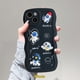 thumbnail image 1 of Funda Redmi A1 + 10 9 10A 9T 10C 9A 9C NFC A1 Note 11 9 8 11Pro 11s 10 10s 9s 10Pro Max PO CO M3 X3 Pro Mi 11T Dibujos Animados 3D Muñeca Lindo Astronauta Espacial Ondulado Borde Cubierta Suave Gao Jiahui unisex, 1 of 2