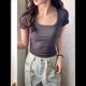 thumbnail image 5 of Camiseta Interior de Cuello Cuadrado para Mujer (2025), Corta y Hombros Rectos, Ajustada. Gris Oscuro S, 5 of 8