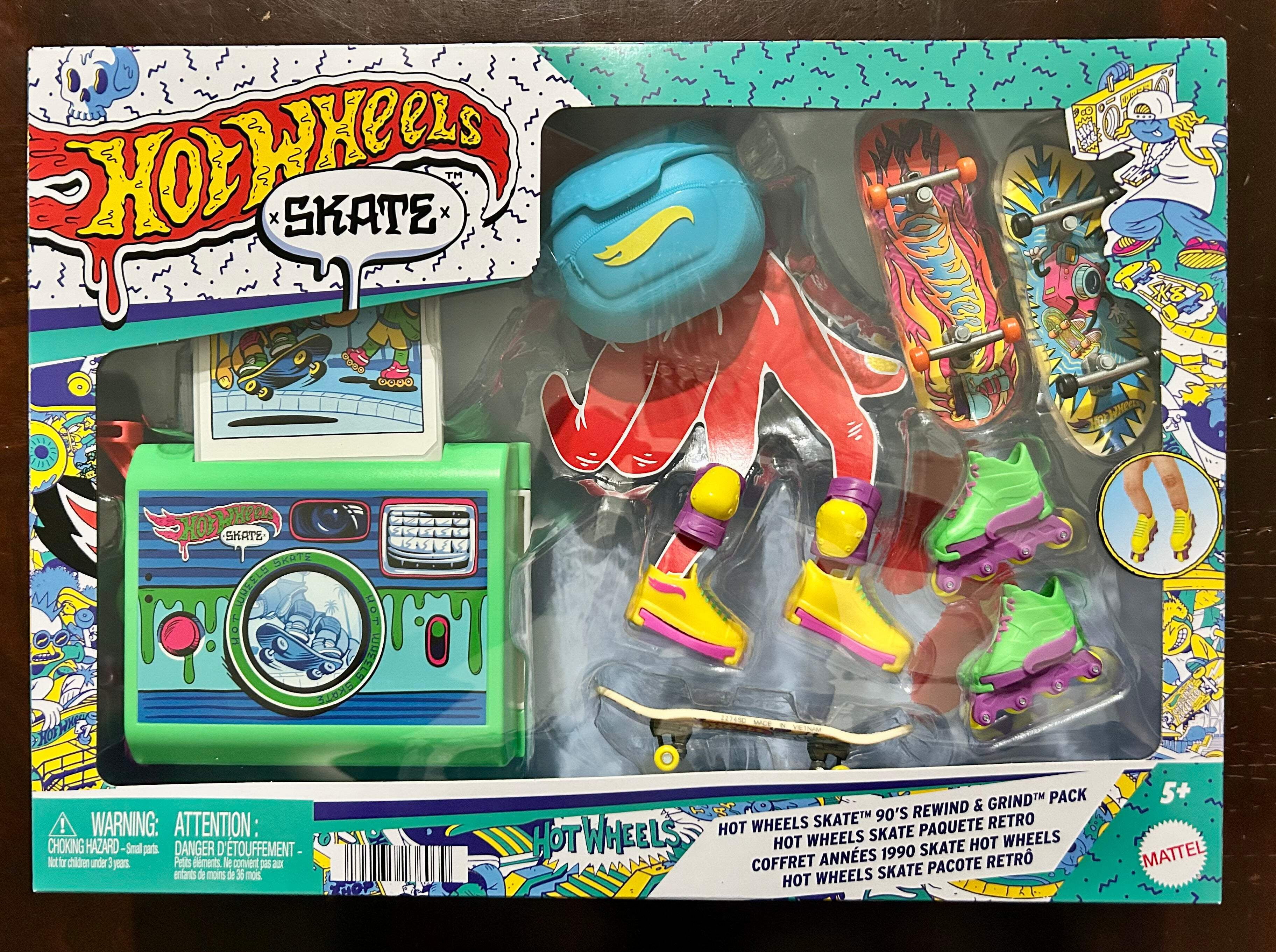 Hot Wheels Skate Tony Hawk Transforming Skate Bus with 1 Exclusive