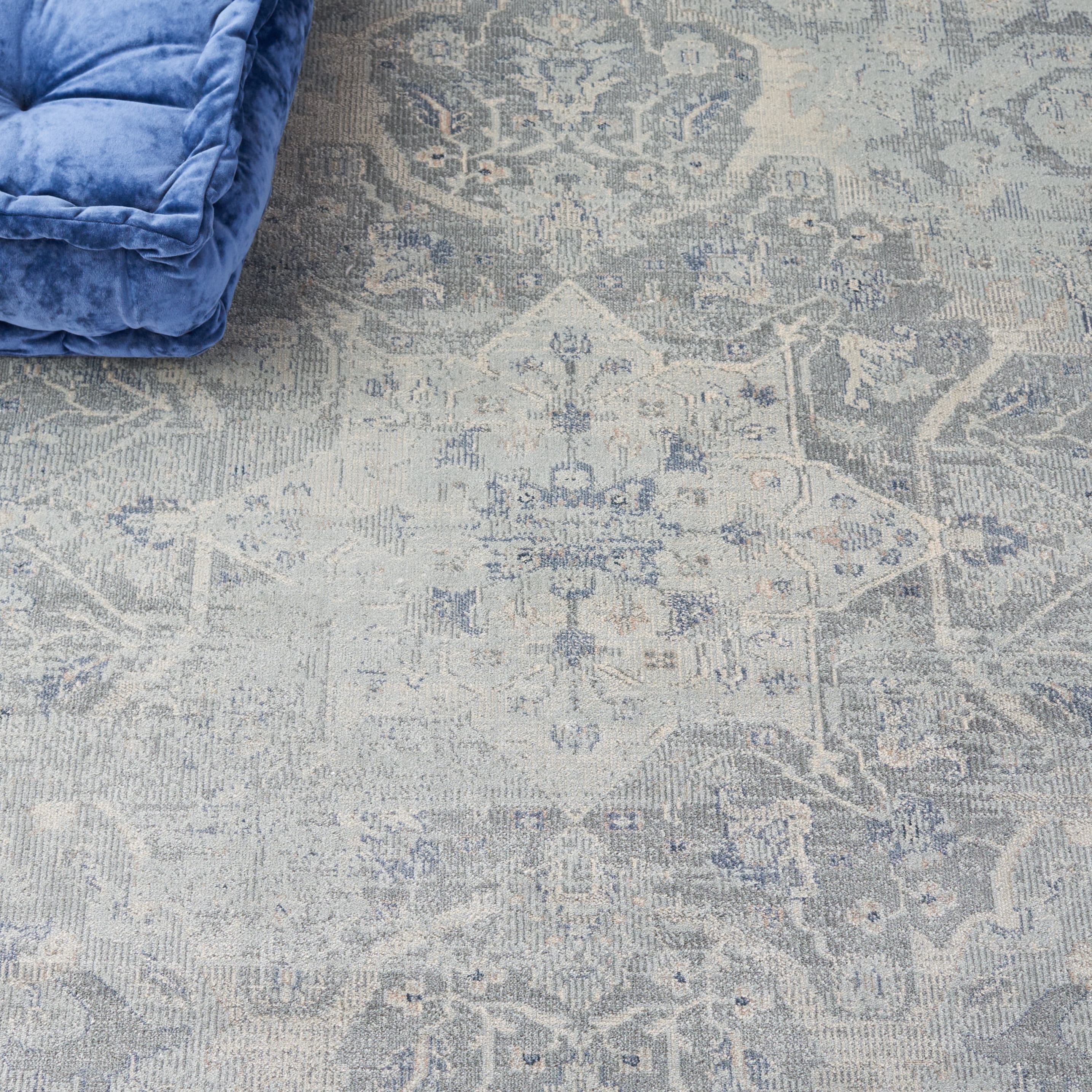 SAFAVIEH Vintage Kirsteen Bordered Area Rug, Silver, 8' x 10'