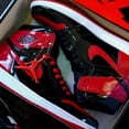 thumbnail image 1 of Zapatos Deportivos Air Jordan 1 High OG Bred Patent Top Baloncesto Gao Jiahui unisex, 1 of 1