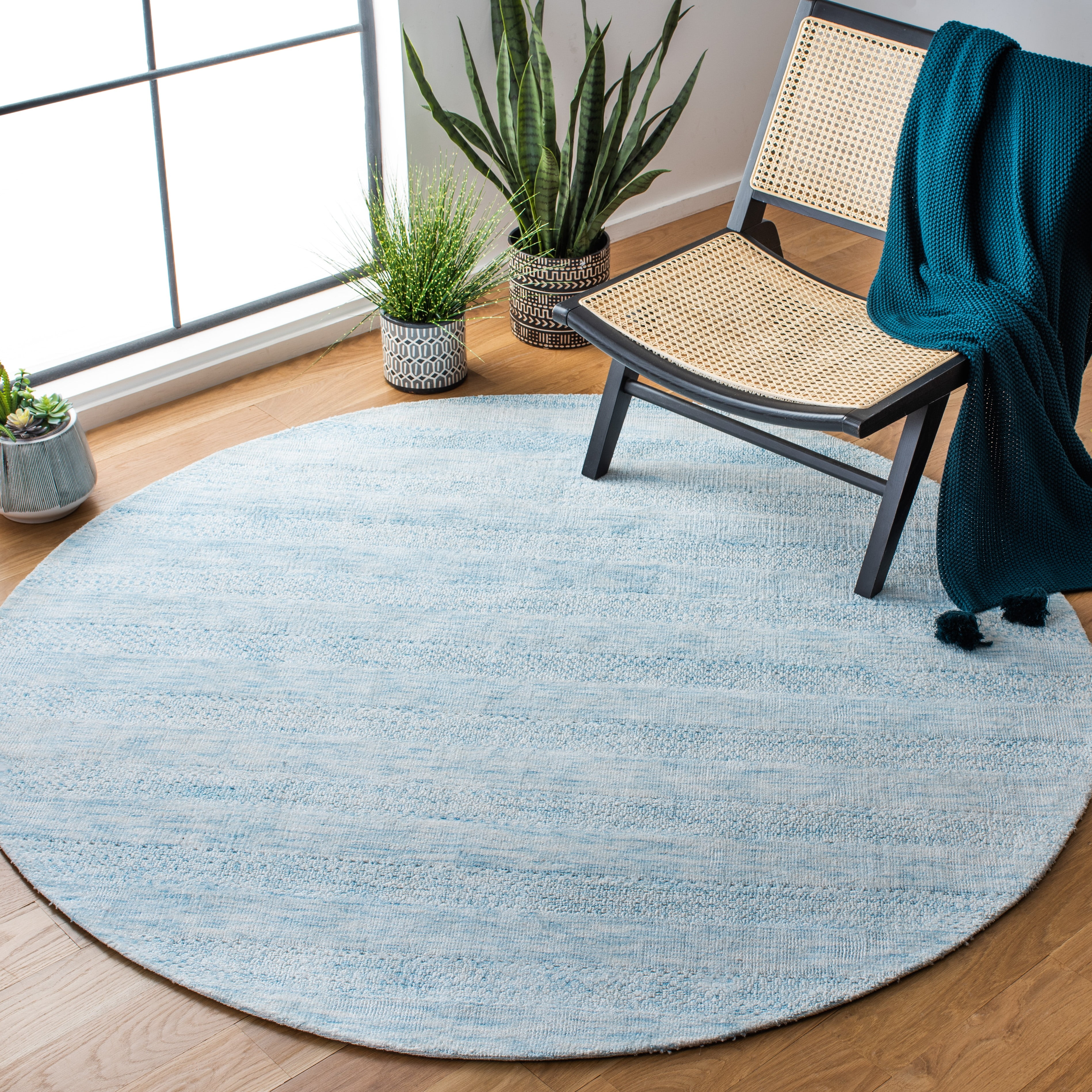 SAFAVIEH Classic Vintage Brad Distressed Area Rug, Light Blue, 6' x 6' Round