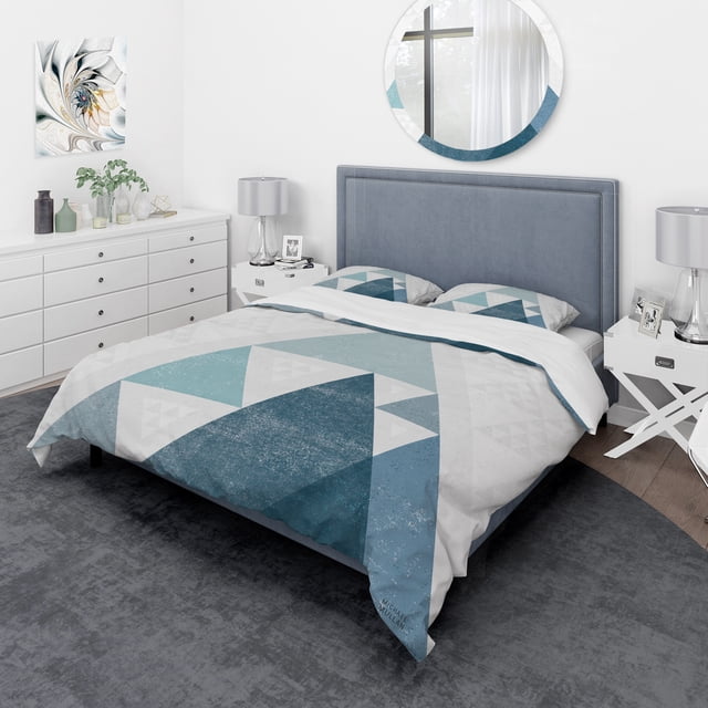 Designart 'minimal Triangles III Blue' Geometric Bedding Set - Duvet Cover & Shams