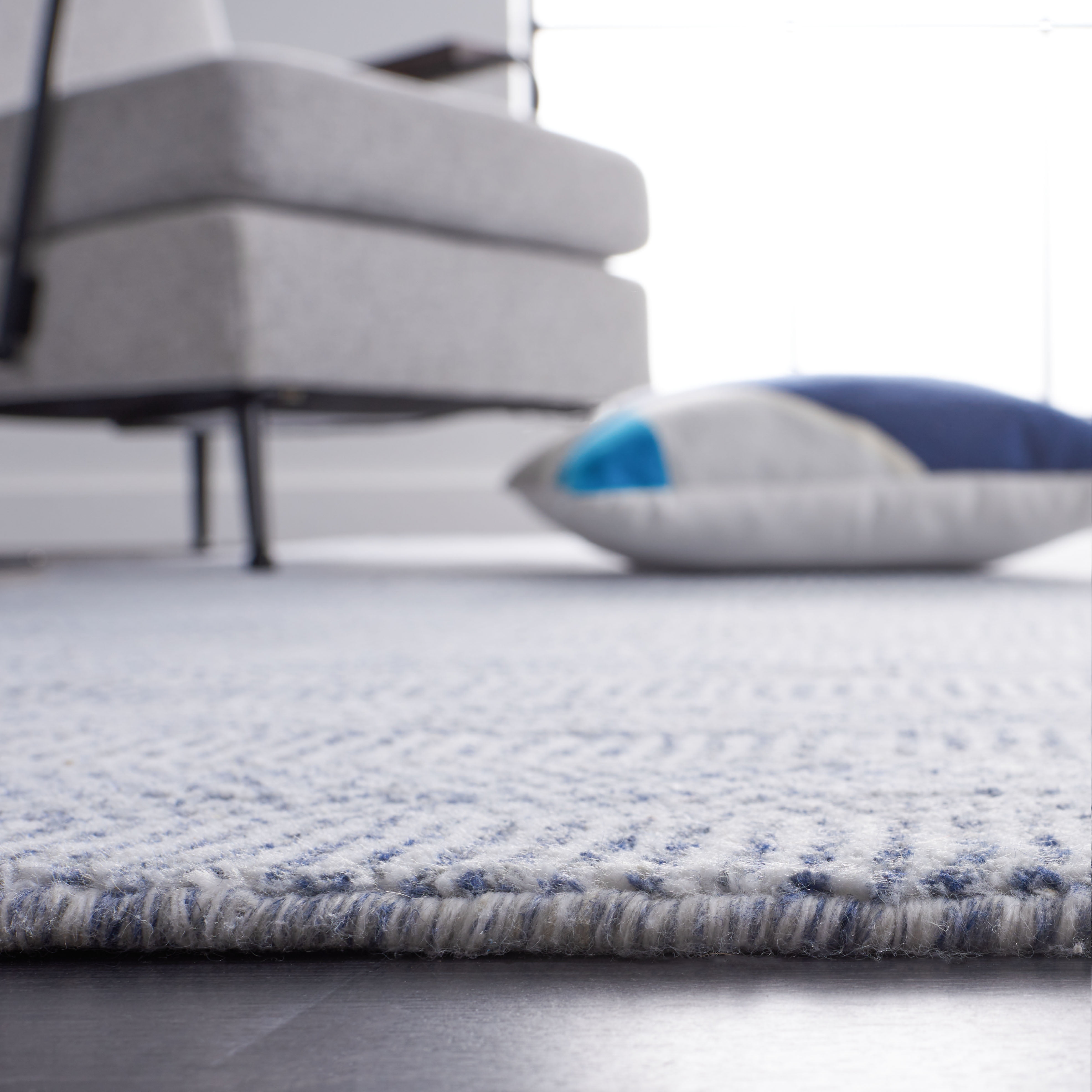 SAFAVIEH Mirage Handan Distressed Polyester Area Rug, Blue/Ivory, 6' x 6' Round