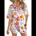 thumbnail image 3 of Conjunto de 2 Piezas para Mujer, con Estampado Floral Tropical Suave de Verano, Cuello en V, Corta, Botones y Pantalones Cortos. Flores Amarillas L, 3 of 10