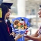 thumbnail image 3 of Set de regalo de graduación 2025: ramo de flores de punto con bolsa de regalo de oso de graduación, oso de punto, 3 of 6