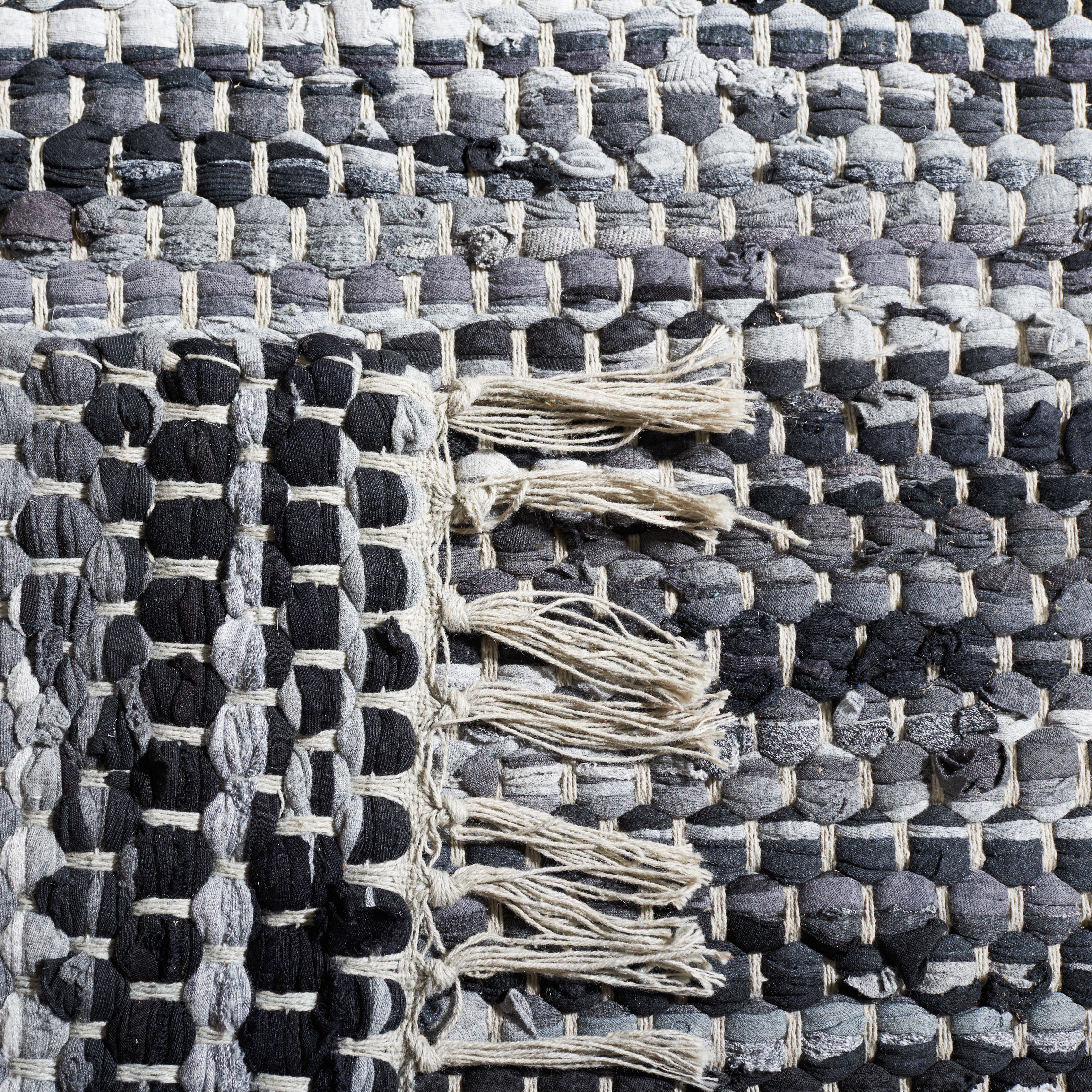 SAFAVIEH Montauk Renae Distressed Area Rug, Grey/Black, 9' x 12'