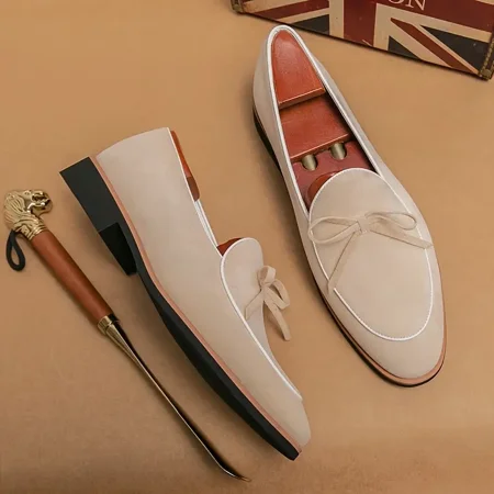

Men‘s Fashion Suede Loafers With Bow Tie Decor Creamy-white