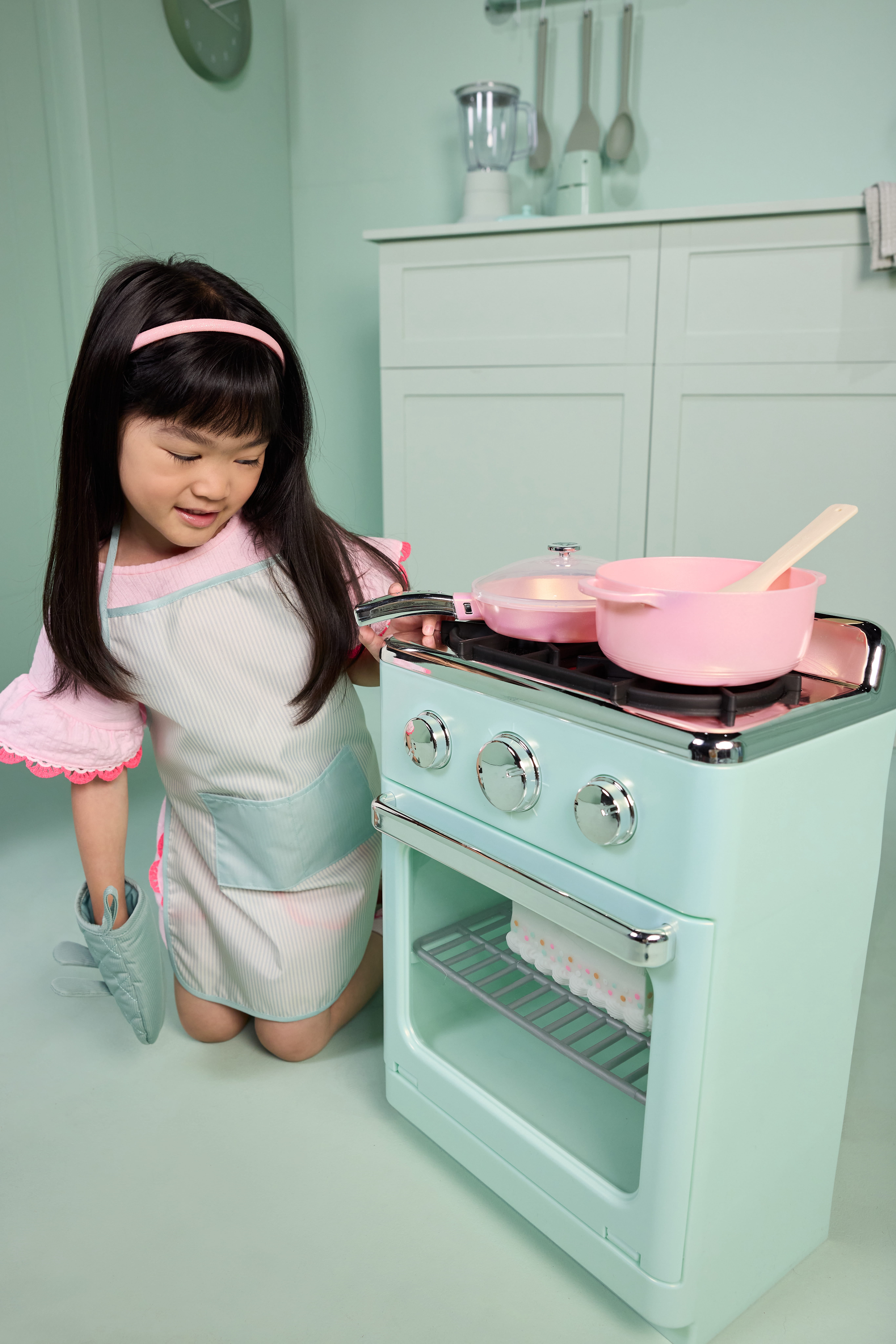Little Tikes Sweet Spaces Apron & Oven Mitt Set, Play Kitchen Cookware, Ages 3+
